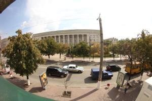 vista su un parcheggio con auto di fronte a un edificio di Большая Перспективная 46 a Kropyvnyc'kyj