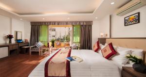 Postel nebo postele na pokoji v ubytování Van Mieu Hotel