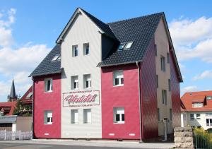 een gebouw dat is geschilderd als een huis bij Heilotel in Heilbad Heiligenstadt