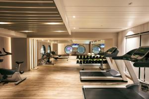 een fitnessruimte met loopbanden en crosstrainers bij Hotel Valletta in Jiaoxi