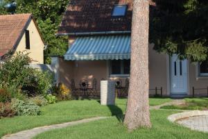 una casa con un árbol en el patio en La Mia Casa Vendégház en Kaposvár