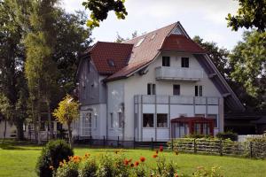 una casa blanca con techo rojo en Darsskrabbe, en Prerow