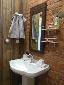 La salle de bains est pourvue d'un lavabo et d'un miroir. dans l'établissement Kirsimäe Maja, à Viljandi