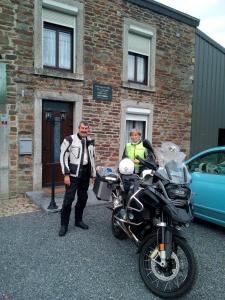 Un homme et un homme debout à côté d'une moto dans l'établissement Le Relais du Moulin, à Gedinne