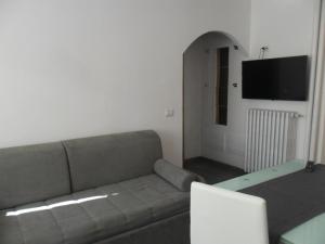 Casa delle Rose في Roa Marenca: غرفة معيشة مع أريكة وتلفزيون بشاشة مسطحة