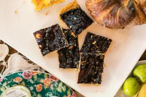 um prato de brownies de chocolate e um prato de pão em Agriturismo L'Antico Frutto em Premilcuore