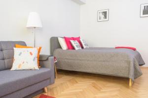 Posedenie v ubytovaní Bright and modern apartment in the heart of the Old and New Town