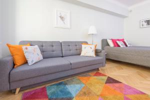 Posedenie v ubytovaní Bright and modern apartment in the heart of the Old and New Town
