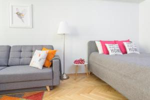 Posedenie v ubytovaní Bright and modern apartment in the heart of the Old and New Town