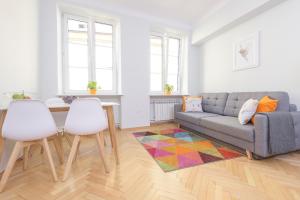 Posedenie v ubytovaní Bright and modern apartment in the heart of the Old and New Town