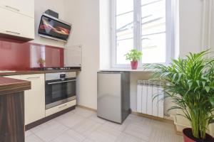 une cuisine avec des appareils blancs et des plantes en pot dans l'établissement Bright and modern apartment in the heart of the Old and New Town, à Varsovie