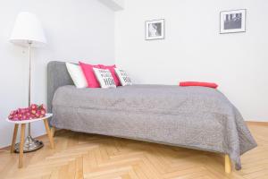 Posteľ alebo postele v izbe v ubytovaní Bright and modern apartment in the heart of the Old and New Town