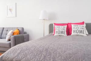 Posteľ alebo postele v izbe v ubytovaní Bright and modern apartment in the heart of the Old and New Town