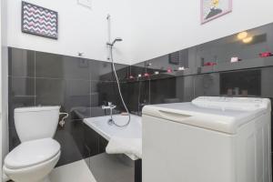 Kúpeľňa v ubytovaní Bright and modern apartment in the heart of the Old and New Town + 25 fotografií