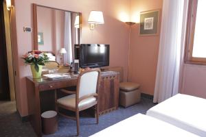 Televízia a/alebo spoločenská miestnosť v ubytovaní Hotel Bristol
