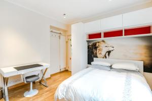 Säng eller sängar i ett rum på Garden Apartment in Central London