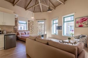 ein Wohnzimmer mit einer Couch und einem Bett in der Unterkunft Ancient Agora Apartments in Athen