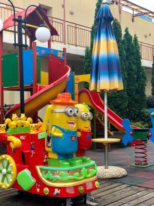 parco giochi con trenino giocattolo e ombrellone di Central Plaza Studio a Sunny Beach