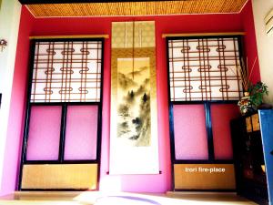 dos puertas delanteras de un lugar sin chimenea en Niseko Tabi-tsumugi Backpackers, en Kutchan