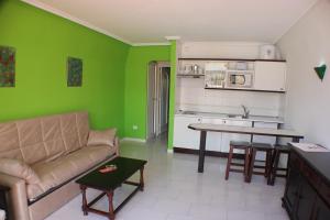 
a living room filled with furniture and a kitchen at Aparthotel la Piramide in Costa de Antigua
