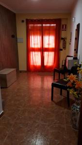 阿爾西拉的住宿－Casa Pueblo Alzira No Compartida，客厅配有红色窗帘和沙发
