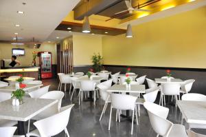 Express Inn Cebu Mabolo tesisinde bir restoran veya yemek mekanı