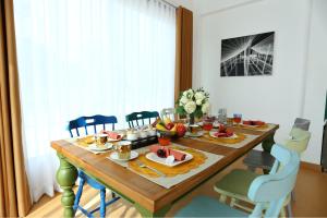 una mesa de comedor con comida y flores. en Thacha Pool Villa A, en Hua Hin