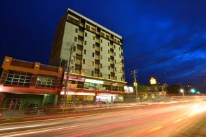 ein hohes Gebäude in der Nacht auf einer Stadtstraße in der Unterkunft Express Inn Cebu Mabolo in Cebu City