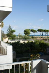 Blick auf den Strand vom Balkon eines Hauses in der Unterkunft CIVICO33 in Rocca Imperiale