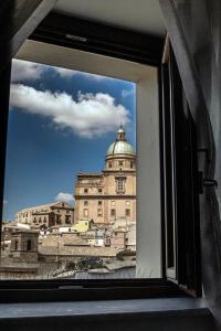 una ventana con vistas a un edificio en Xenía B&B, en Piazza Armerina