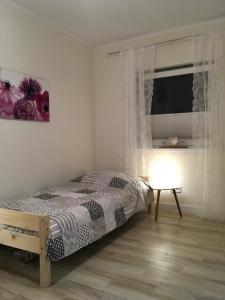 a bedroom with a bed and a window and a table at Ferienwohnung Mescherin 2 in Mescherin