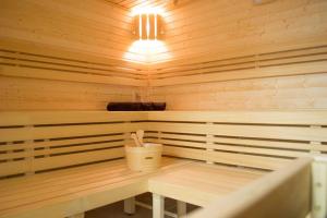 uma sauna de madeira com um balde em Penzion s wellness Uherské Hradiště em Uherské Hradiště