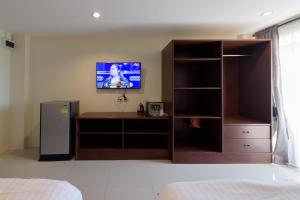 Телевизор и/или развлекательный центр в The Hideaway Resort Pattaya