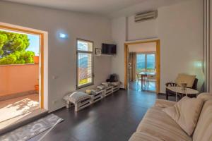 A seating area at BnB Casa Rossa