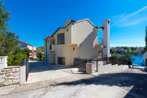 a white house with a gate and a driveway at Villa Divna in Zaboric