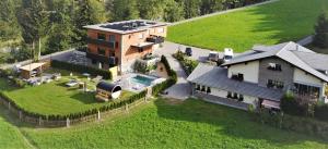 Puutarhaa majoituspaikan Chalet Appartement Antonhaus ulkopuolella