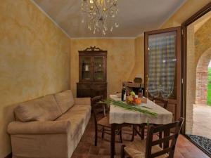 un soggiorno con divano e tavolo di Belvilla by OYO Era una Volta a Montenero