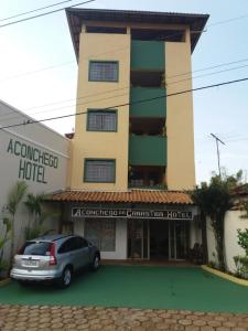 um edifício com um carro estacionado em frente em Aconchego Canastra Hotel em Vargem Bonita