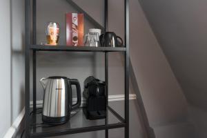 Příslušenství pro přípravu čaje a kávy v ubytování Westerpark Suites
