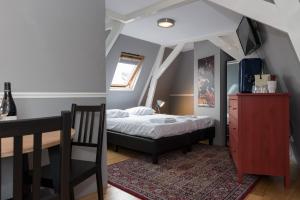 une chambre avec un lit, une table et une chaise dans l'établissement Westerpark Suites, à Amsterdam