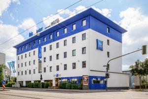 un gran edificio blanco con techo azul en ibis budget Saarbruecken Ost, en Saarbrücken