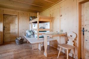 drewniany pokój z biurkiem i krzesłem w obiekcie Chalet Hafling Zoila w mieście Avelengo