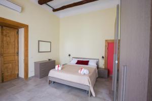 ein Schlafzimmer mit einem Bett mit roten Kissen darauf in der Unterkunft La Fontana di Rua Catalana in Neapel