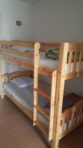 ル・トリーにあるrésidence vallée des lacsの木製二段ベッド2組(1室)