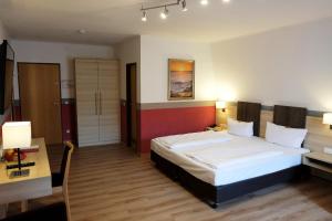 Postel nebo postele na pokoji v ubytování Romantica Hotel Blauer Hecht