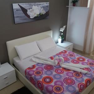 Un dormitorio con una cama con un corazón hecho de almohadas en Maui apartament, en Alcamo