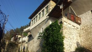 a building with a ivy growing on the side of it at Guest House Taunus in Berat