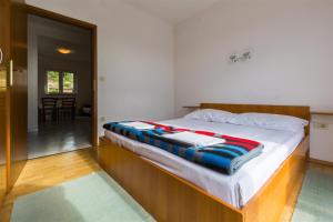 Un pat sau paturi într-o cameră la Two-Bedroom Apartment in Crikvenica XXVIII