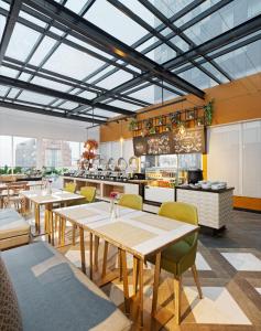 Restaurace v ubytování MaxOne Platinum Hayam Wuruk