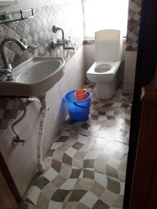 y baño con lavabo y aseo. en White Tara home stay, en Darjeeling